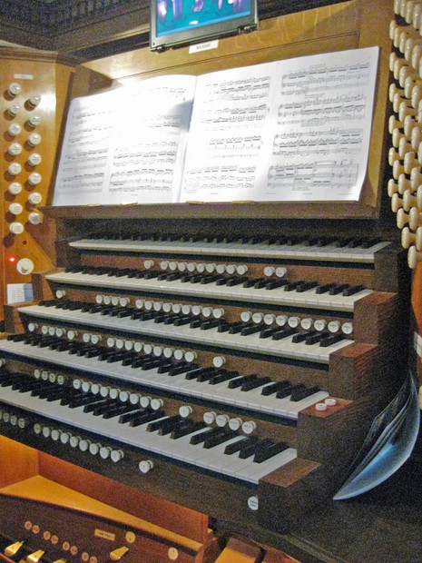 St Paul's Cathedral Organ Console.jpg